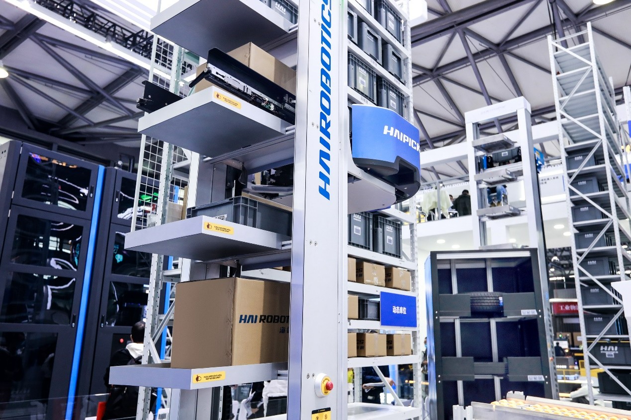 A HIPICK A42-FW flexible-width ACR picks cartons and totes of different sizes at CeMAT Asia 2021.jpg.jpg